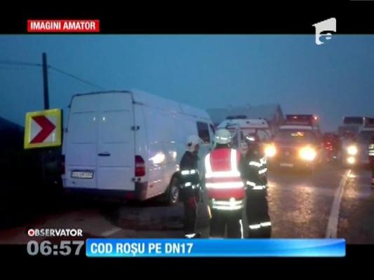 A fost cod roşu pe DN 17!  Un microbuz cu turişti din Republica Moldova, lovit frontal de o dubiţă