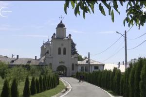 Mănăstirea Pasărea, jefuită. Hoţii au furat diferite obiecte de cult şi O SUTĂ DE MII DE EURO de sub salteaua preotului