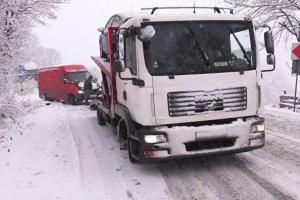 Blocaje pe drumurile naţionale din cauza zăpezii abundente. Mai multe autoturisme şi camioane au ieşit în decor