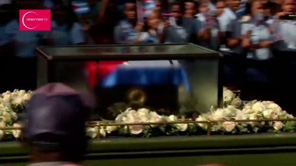 Înmormântarea lui Fidel Castro: sute de mii de cubanezi sunt așteptați să participe. Mulțimea își jelește liderul și cântă imnuri patriotice (VIDEO)