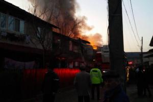 VIDEO&FOTO Incendiu violent la Tg. Jiu. Trei maşini de pompieri, la faţa locului