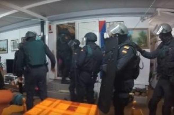 Trei hoți români deghizați în polițiști au terorizat o provincie din Spania, cu jafuri armate. Imagini spectaculoase de la prinderea lor (VIDEO)