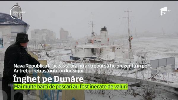 Gheaţa a pus stăpânire pe Dunăre. Mai multe bărci de pescari au fost înecate de valuri şi au eşuat la mal
