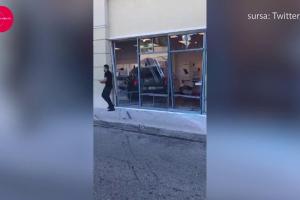 CLIENTĂ DE COŞMAR: magazin de telefoane făcut ţăndări de o şoferiţă, furioasă că nu i-a fost schimbat iPhone-ul stricat (VIDEO)
