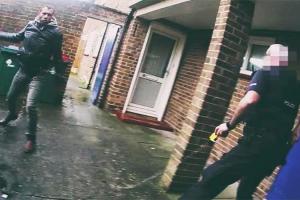 IMAGINI ȘOCANTE: un imigrant condamnat pentru crimă îi lovește pe polițiștii britanici cu un ciocan de dulgherie (VIDEO, GALERIE FOTO)