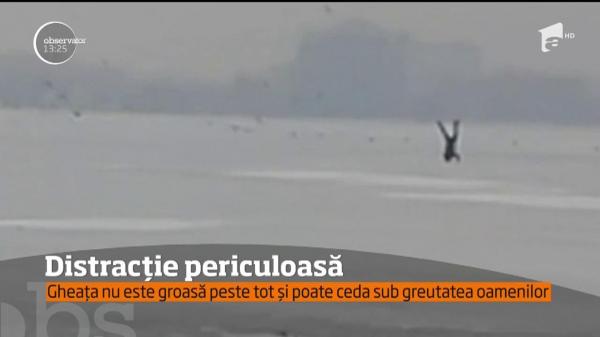 Tineri din Constanţa, filmaţi în timp ce se avântă pe gheaţa formată pe un lac (VIDEO)
