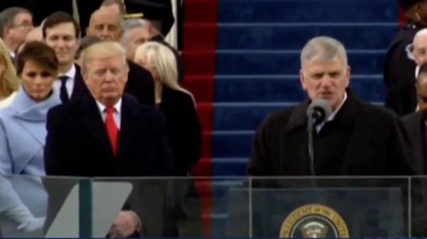 VIRAL: Adevărata faţă a Melaniei Trump! Soţia preşedintelui SUA, protagonista celui mai CIUDAT MOMENT de la ceremonia de învestire (FOTO, VIDEO)