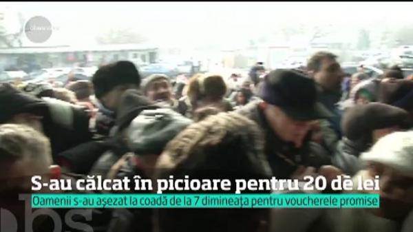 Sute de oameni s-au călcat în picioare la Craiova pentru un bon de 20 de lei