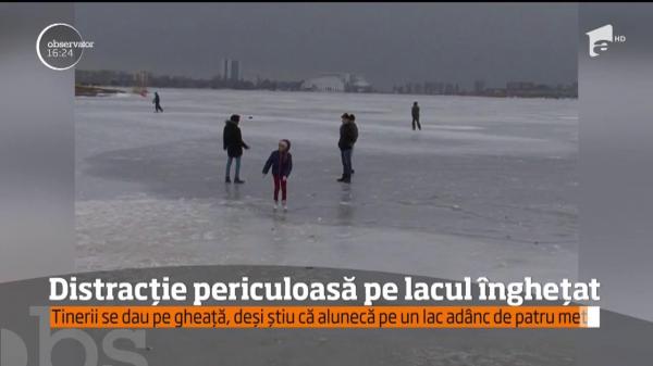 Distracţie periculoasă la Constanţa! Copiii patinează pe unul dintre cele mai mari lacuri din oraş