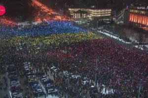 Protest-spectacol în Piața Victoriei, în a 13-a zi! Zeci de mii de manifestanți au format un tricolor uman