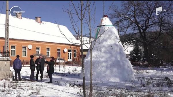 Cel mai mare om de zăpadă din țară se află în Harghita! Sute de turiști merg să se fotografieze cu Olaf de Harghita