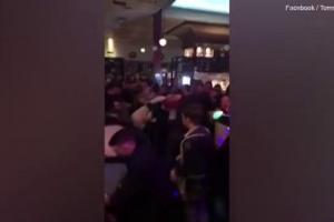 Bătaie generală într-un bar. Imagini INCREDIBILE surprinse de un şofer (VIDEO)