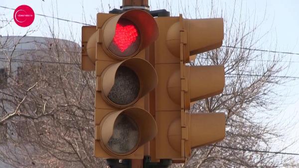 Surpriză pentru şoferi, de ZIUA ÎNDRĂGOSTIŢILOR: Inimi roşii, la semafor! (VIDEO)