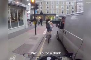 VIDEO: L-a urmărit în trafic şi s-a răzbunat pentru că a agresat-o la semafor. O biciclistă a devenit eroina femeilor de pretutindeni