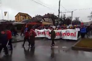 12.000 de simpatizanţi ai PSD au ieşit în stradă la Târgovişte. Ei au organizat un miting pentru susţinerea Guvernului: #Luptăm (VIDEO)
