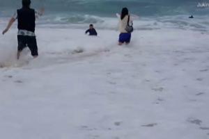 Imagini dramatice: Şapte oameni s-au zbătut să salveze un băieţel de la înec (FOTO şi VIDEO)