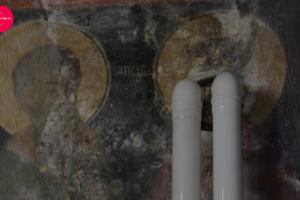 Icoană cu ochii găuriţi pentru ţevile pentru centrala termică, într-o biserică monument din Bucureşti. Cazul e anchetat de autorităţi