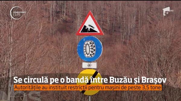 RESTRICŢII de circulaţie pe DN 10. Drumul care face legătura între Buzău şi Braşov s-a SURPAT din cauza unei alunecări de teren