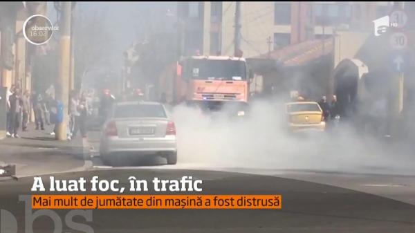 Pericol de EXPLOZIE la Constanţa! O maşină a luat foc în trafic