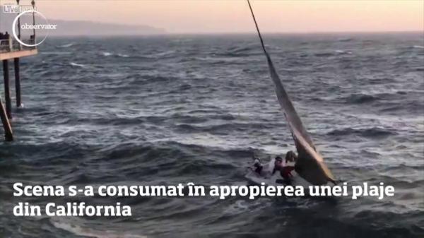 Un video care dă fiori reci: o barcă e spulberată cu tot cu oameni de un val extrem de puternic