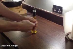 Un truc folositor: Cum deschizi o sticlă de bere cu o COALĂ DE HÂRTIE