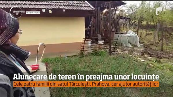 Locuinţe în pericol să fie înghiţite de pământ! Precipitaţiile au provocat alunecări de teren în Prahova (VIDEO)