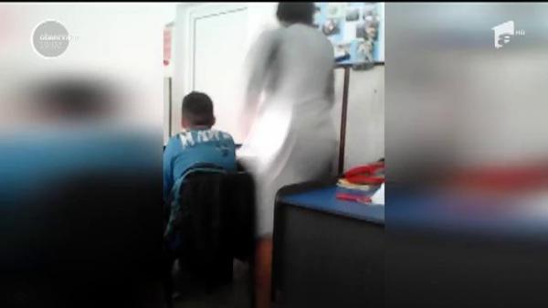 IMAGINI INCREDIBILE! O învățătoare din Iași, filmată în timp ce își lovește elevii cu brutalitate