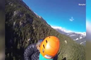 Curaj sau inconştienţă? O tânără şi-a făcut selfi-uri din vârful unei stânci, situate la zeci de metri înălţime (VIDEO)