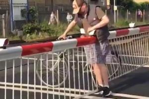 A văzut moartea cu ochii: Un bărbat a fost la un pas de a fi călcat de tren, după ce a forţat o barieră la nivel cu calea ferată (VIDEO)