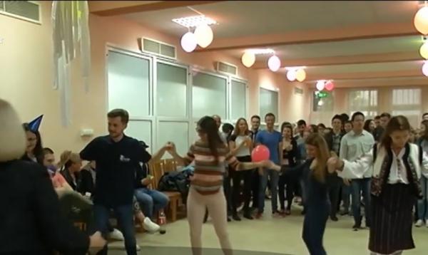 Sesiunea de examene a început cu un mega-party la Sibiu! Miile de studenţii au fost invitaţi la petrecere chiar de profesori