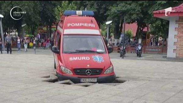 O ambulanţă SMURD a rămas înţepenită, după ce s-a surpat pământul sub ea! Medicii au mers pe jos la intervenţie