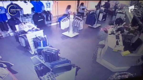 Tineri prinşi la furat de şosete! Hoţii au fost surprinşi într-un centru comercial din Cluj-Napoca (VIDEO)