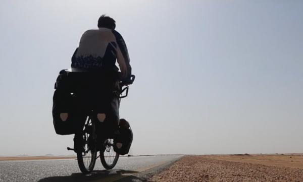 Un tânăr român a traversat Africa pe bicicletă! Experienţa unică a venit în urma unui accident cu motocicleta (VIDEO)
