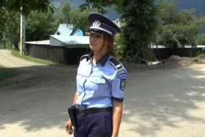 E matematiciană, dar a ales uniforma de poliţist! Ruxandra, o tânără din Neamţ, s-a întors în satul natal pentru a menţine ordinea