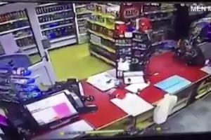 Şi-a riscat viaţa pentru a salva un vânzător! Un bărbat a devenit erou, după ce a împiedicat un jaf într-un magazin (VIDEO)