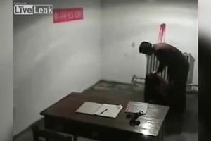 Cruzime extremă la interogatoriu: O femeie a fost bătută crunt de un agent nord-coreean, care a acuzat-o că s-a culcat cu chinezi şi sud-coreeni. ATENŢIE, VIDEO cu puternic impact emoţional