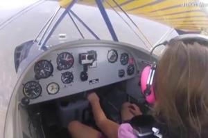 Nu are nici 10 ani, dar este deja un pilot profesionist! O fetiţă a avut parte de distracţia vieţii ei la peste patru mii de metri altitudine (VIDEO)