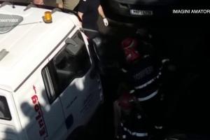 Accident HALUCINANT în Capitală. Încercând să depăşească, un şofer s-a înfipt cu maşina în pilonul Pasajului Obor (FOTO şi VIDEO)