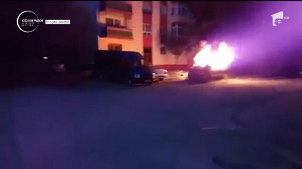 Maşină în flăcări, în Caraş-Severin! Autoturismul s-a făcut scrum într-o parcare din centrul oraşului Oţelu Roşu (VIDEO)