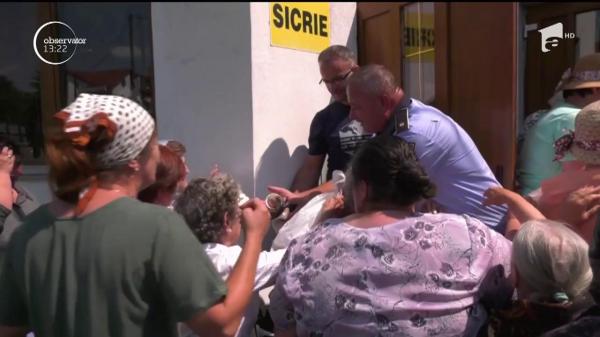 Îmbrânceli la biserică de Sfântul Ilie! Zeci de enoriaşi din Argeş s-au lovit şi înjurat pentru mâncarea primită ca pomană (VIDEO)