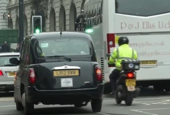 Britanicii spun pas mașinilor pe benzină! 40.000 de oameni mor anual din cauza poluării (VIDEO)