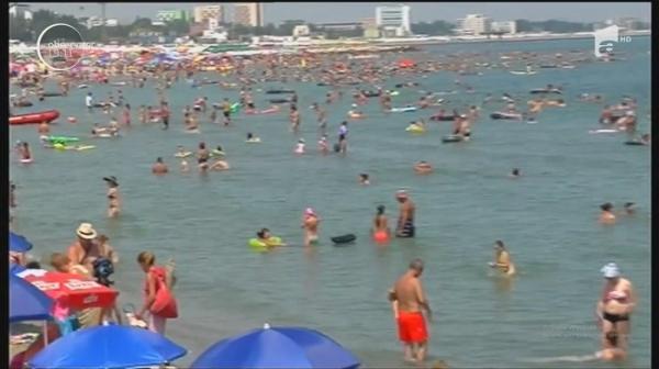 Canicula a gonit România pe litoral. 150 de mii de turiști pe malul mării, în acest weekend