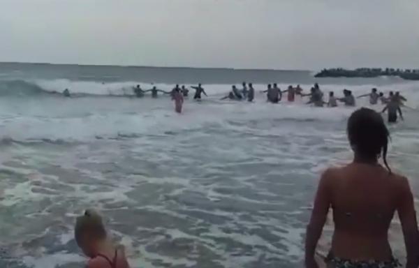 Două adolescente au scăpat cu viaţă la Eforie, unde valurile le trăgeau în larg. Imagini UNICE cu operaţiunea de salvare