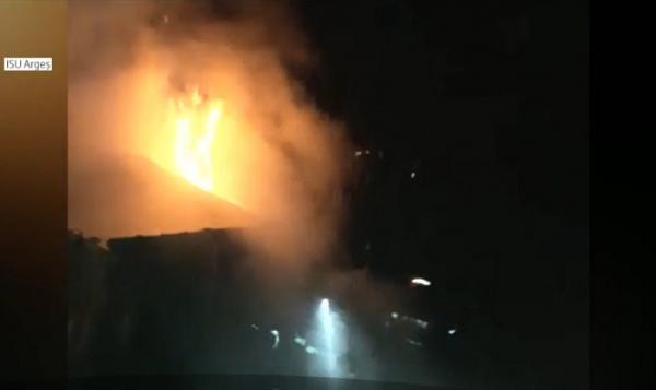 Incendiu de proporţii la o casă din Argeș. Focul a izbucnit când oamenii dormeau (VIDEO)
