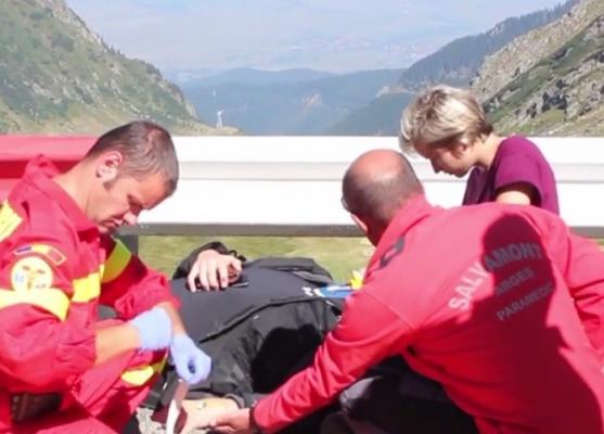 Salvamontiştii din Argeş au fost aplaudați pe Transfăgărăşan, unde au intervenit pentru a salva un motociclist accidentat