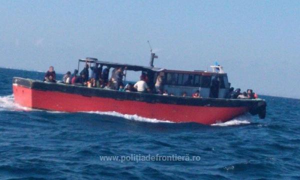 Aproape 100 de migranţi au eşuat pe o plajă din apropiere de Capul Midia