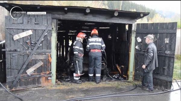 Grătar încheiat cu pagube uriaşe, în Bicaz: două garaje şi o maşină au fost distruse de foc