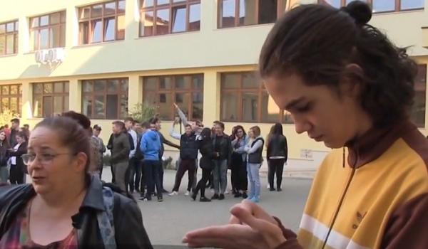 La Cluj, un elev îşi apără dreptul la educaţie, chiar dacă a fost dat afară de la ore pentru că are... părul lung