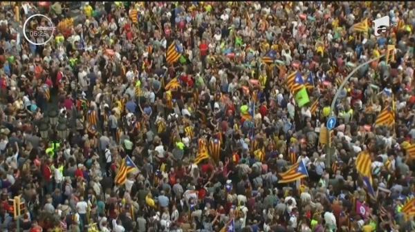 Protest uriaş la Barcelona. 450.000 de oameni în stradă, după decizia de a destitui conducerea autonomă a Cataloniei