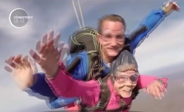 Bunicuţă pasionată de sporturi extreme. La 94 de ani, a sărit cu paraşuta de la peste 3.000 de metri